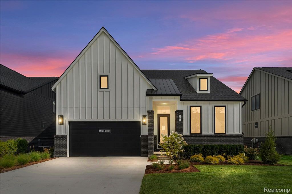39 South Trail Court, Troy