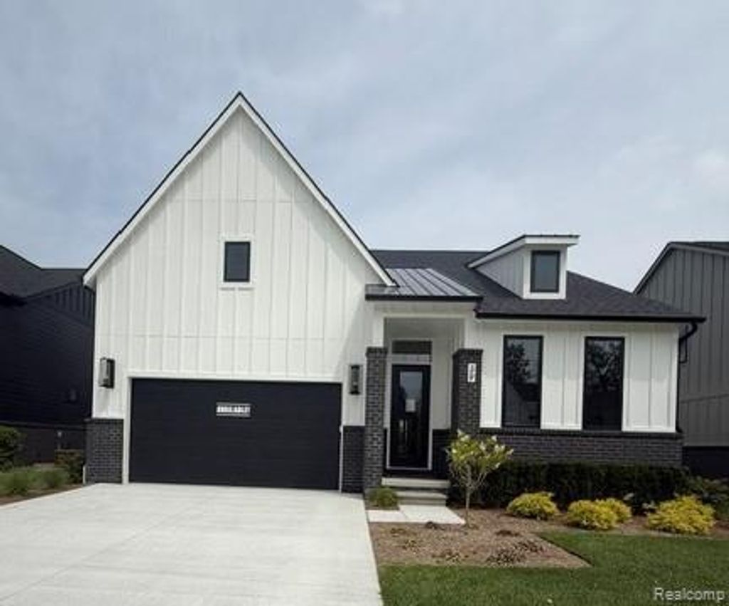 39 South Trail Court, Troy city