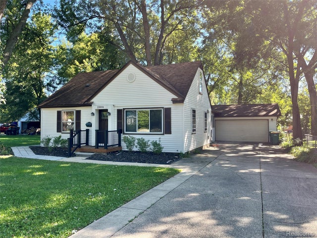 23096 Hawthorne Street, Farmington city