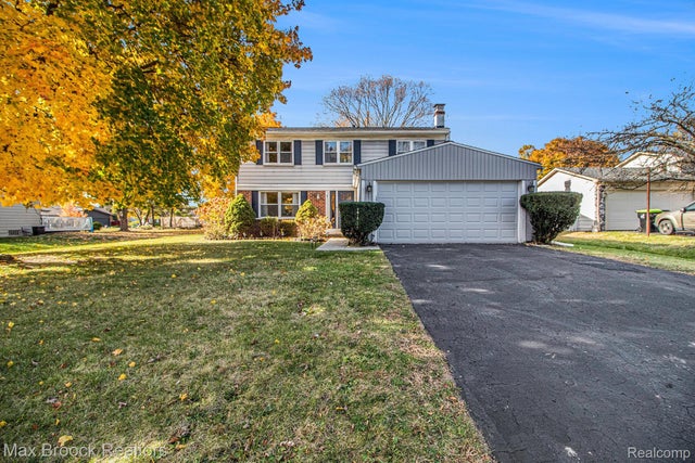 23267 Willowbrook Drive, Novi city