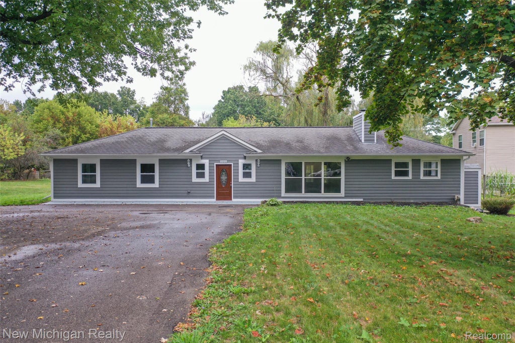 6239 Grange Hall Road, Holly township