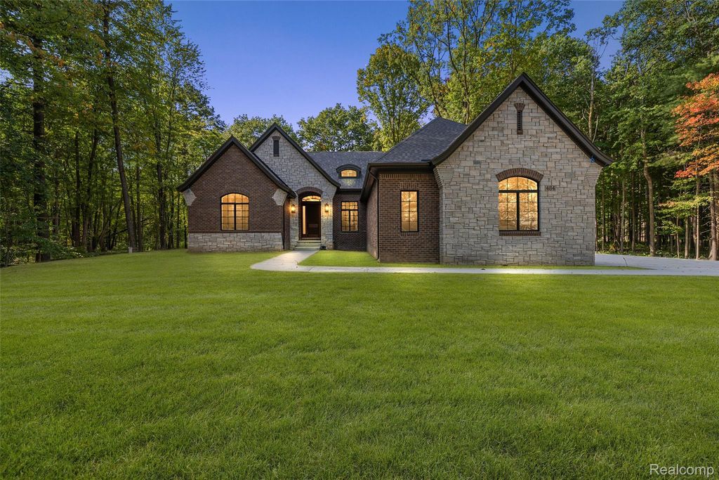 1 Pinery Court, Orion charter township