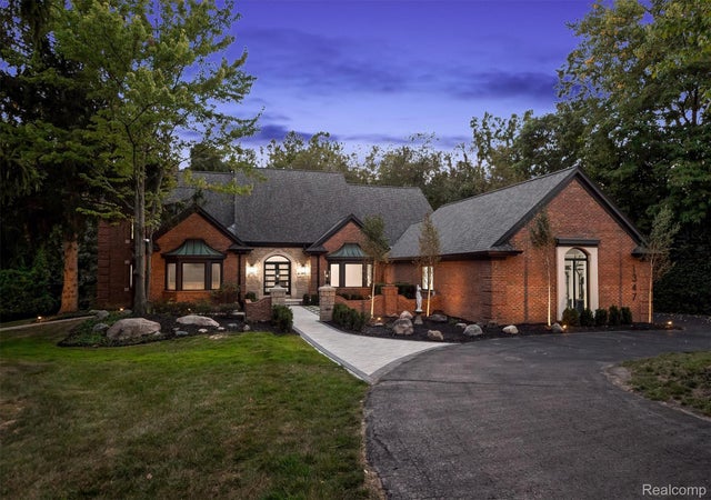 1347 N Carillon Court, Bloomfield Hills city