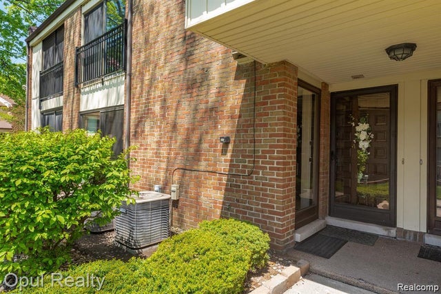 18339 University Park Drive, Livonia city