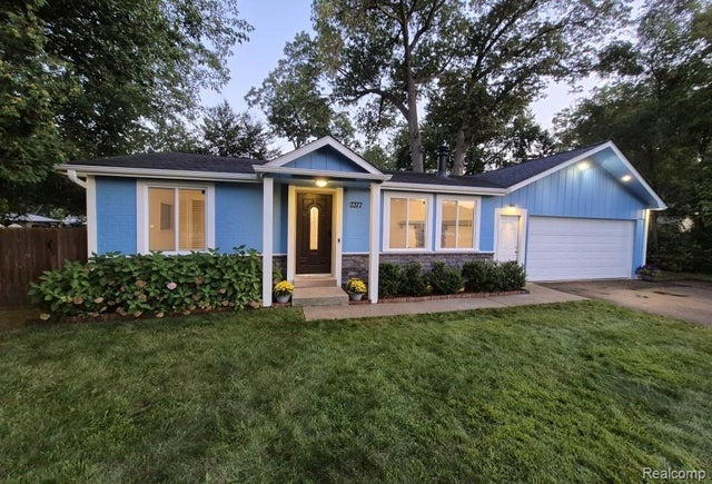 7377 Cooley Lake Road, West Bloomfield charter township