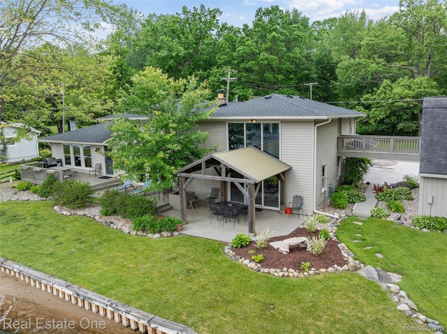 5370 Edgelake Drive, Hamburg township