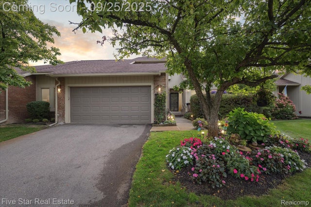 5611 Hillcrest Circle W 50, West Bloomfield charter township