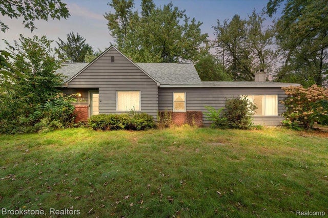 2022 Bass Lake Road, Commerce charter township