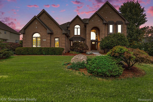 47266 White Pines Drive, Novi city