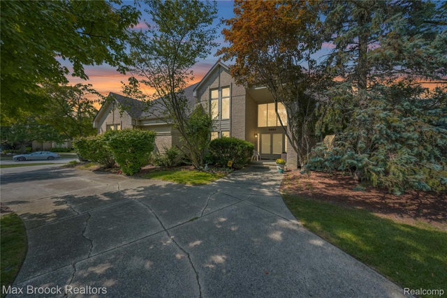 6684 Stonebridge E, West Bloomfield charter township