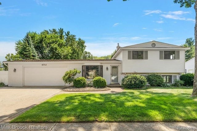 8741 Buffalo Drive, Commerce charter township