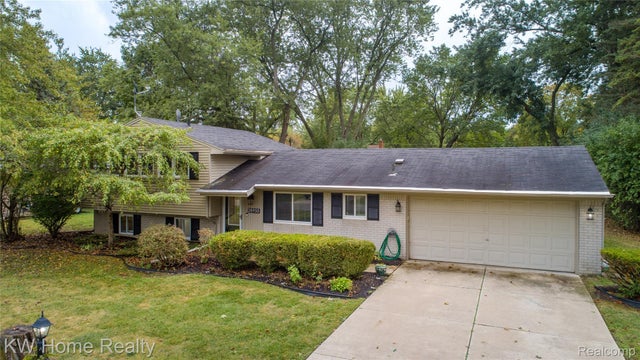 28955 Glenarden Street, Farmington city