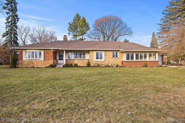 95 Hillsdale Road, Bloomfield charter township