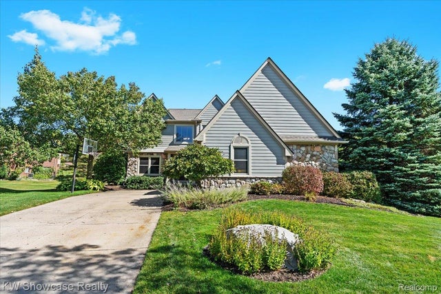 44847 Larkspur, Novi city