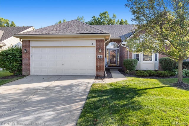 651 Woodhaven Drive, Commerce charter township