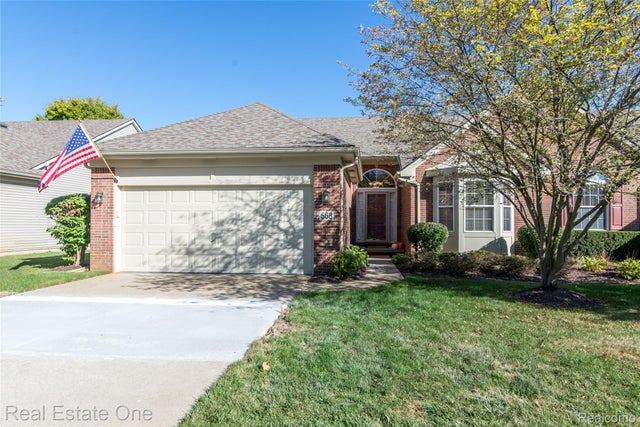 568 Woodhaven Drive, Commerce charter township