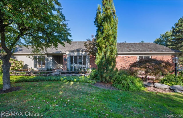 3930 Maple Hill W, West Bloomfield charter township