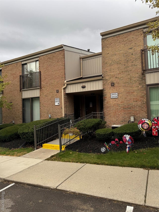 18035 University Park Drive 56, Livonia city