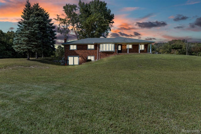 2666 E Oakwood Road, Addison township