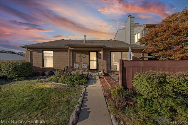 38903 Country Circle, Farmington Hills city