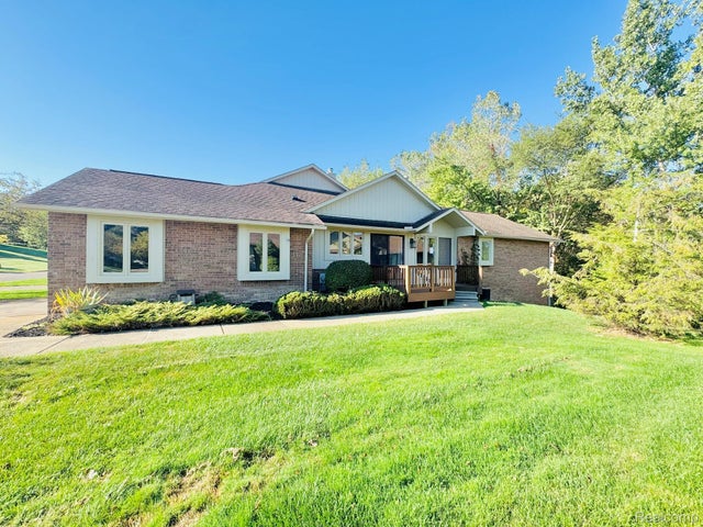 5616 Hillcrest Circle W, West Bloomfield charter township