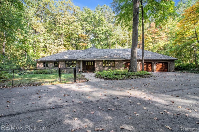 4352 Fenton Road, Hartland township