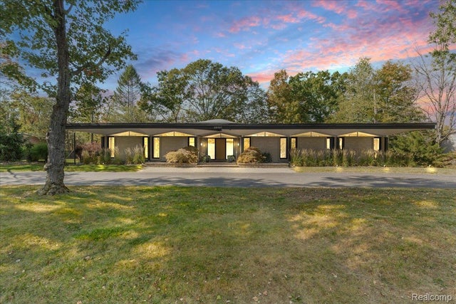 28401 River Crest Drive, Southfield city