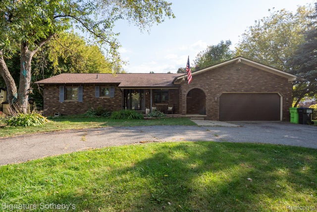 59415 Grand River Avenue, Lyon charter township