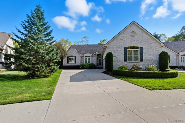 25228 Sutton Court, Novi city