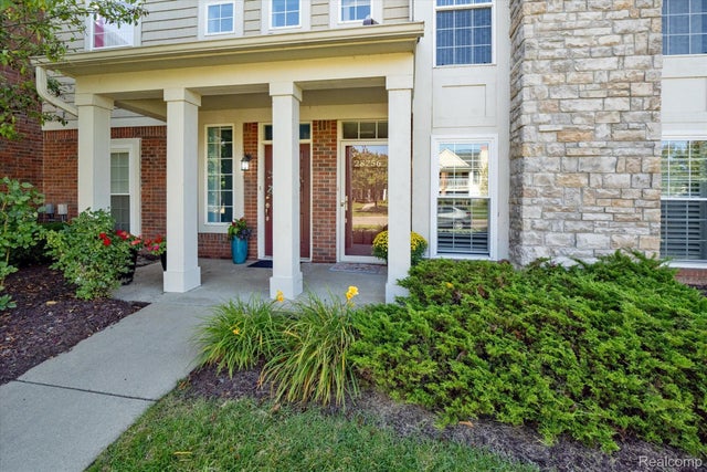 28256 Oakmonte Circle E, Lyon charter township