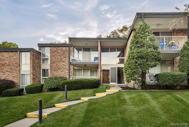 4049 W Maple Road A205, Bloomfield Hills city