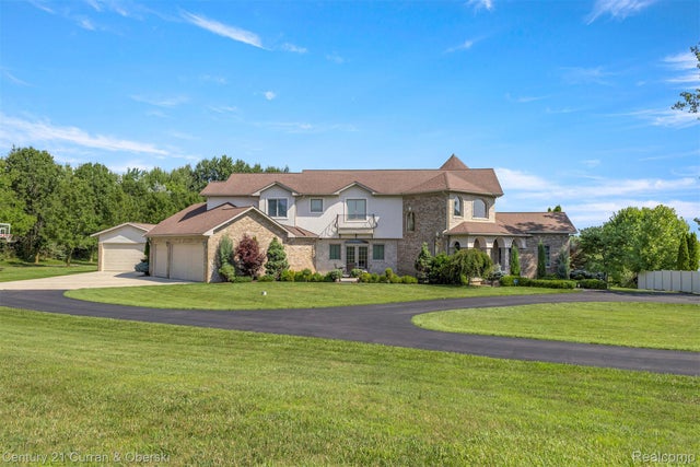 7455 Groveland Road, Groveland township