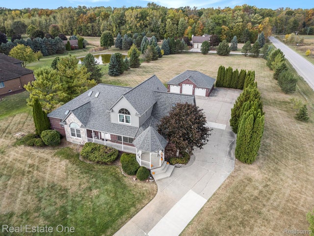 18501 Henry Court, Ray township
