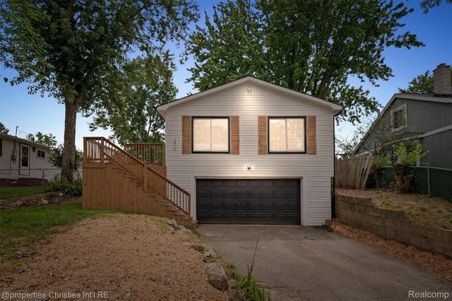 270 Arabelle Street, Commerce charter township