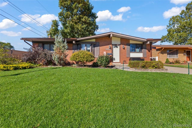 39122 Dover Street, Livonia city