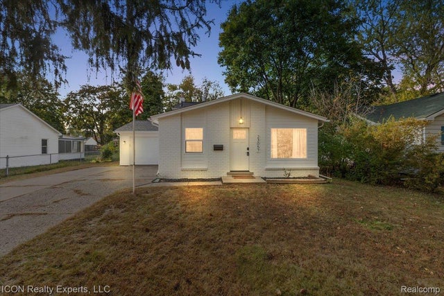 23057 Hawthorne Street, Farmington city