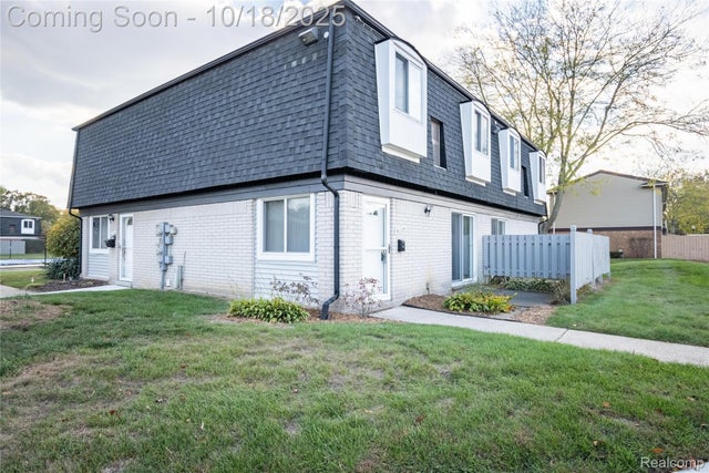41134 N Woodbury Green Drive, Van Buren charter township
