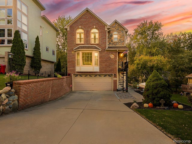 5570 Wildrose Avenue, West Bloomfield charter township