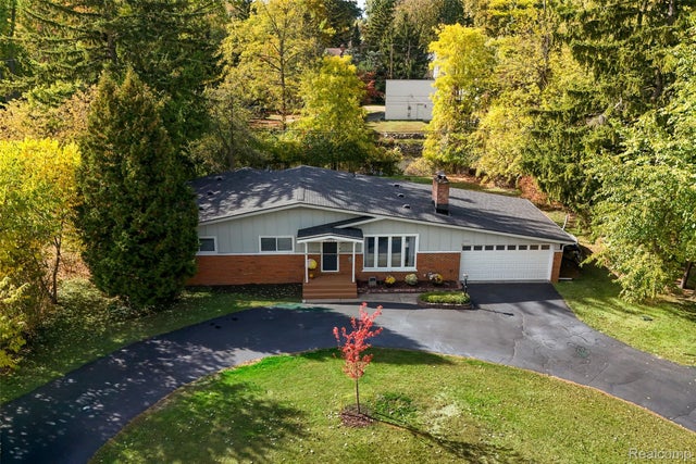 2622 Pine Ridge Road, West Bloomfield charter township