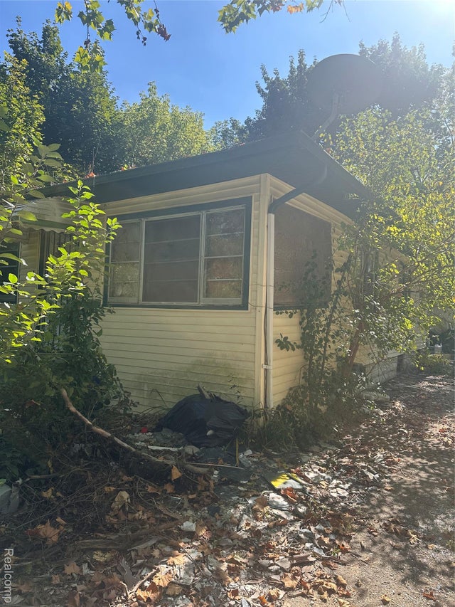 2001 Mackin Road, Flint city