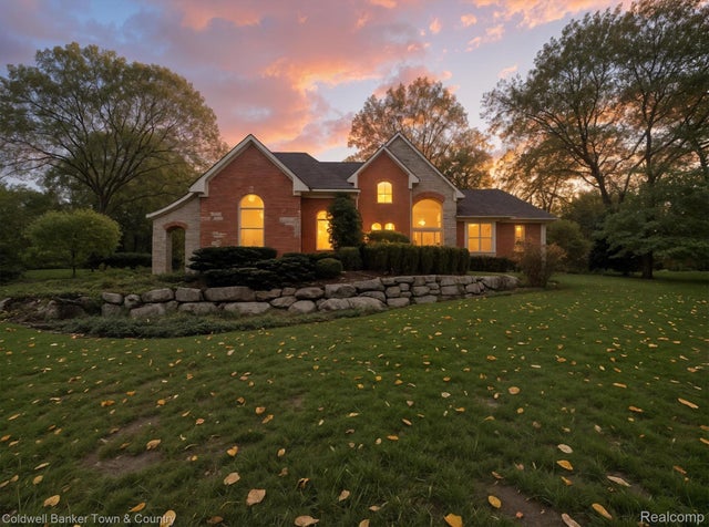 2358 Canterwood, Highland charter township