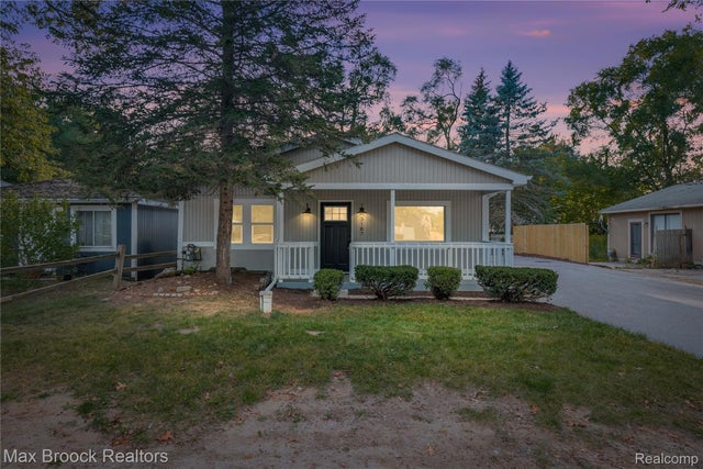 3187 Woodlawn Street, Commerce charter township