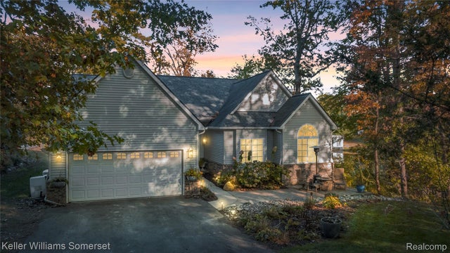 70 Lakeview Drive, Addison township