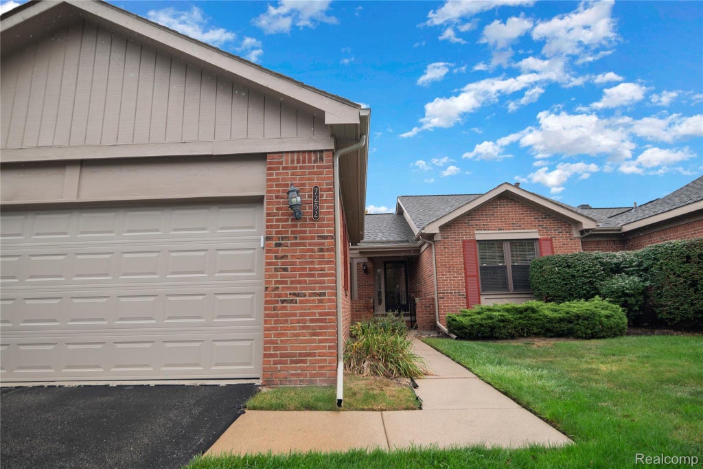 7252 Huntcliff, West Bloomfield charter township