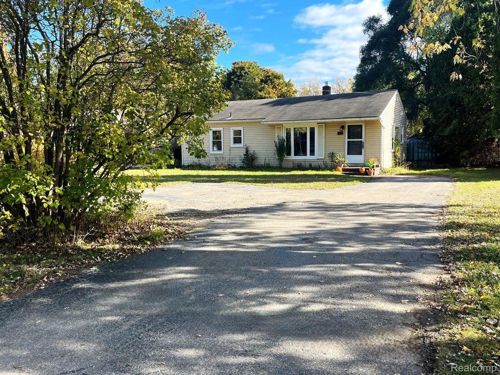 853 Merritt Avenue, Orion charter township