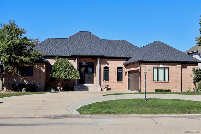 19915 Emerald Lane N, Clinton charter township