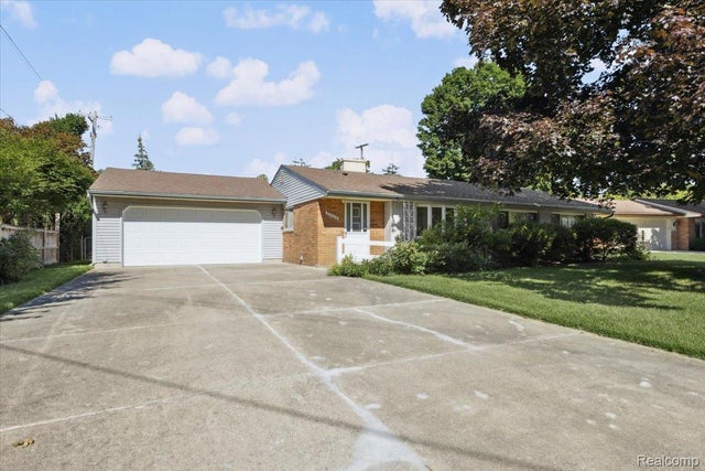 23925 W Le Bost, Novi city