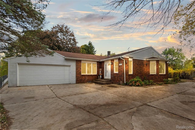 2124 Welch Road, Commerce charter township