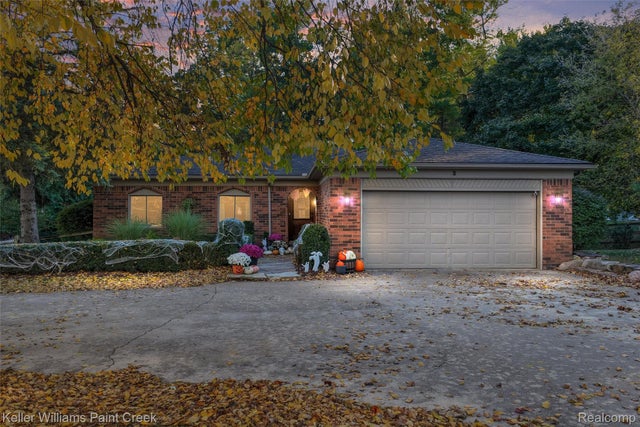 912 E Gunn Road, Oakland charter township