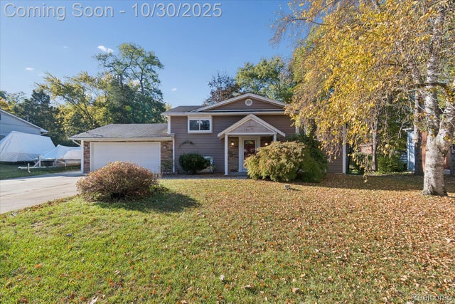 541 Crystalia Street, Commerce charter township